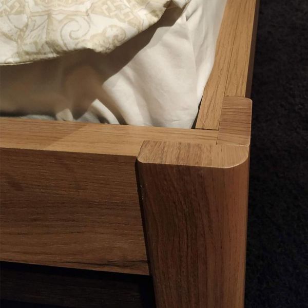 кровать в спальню